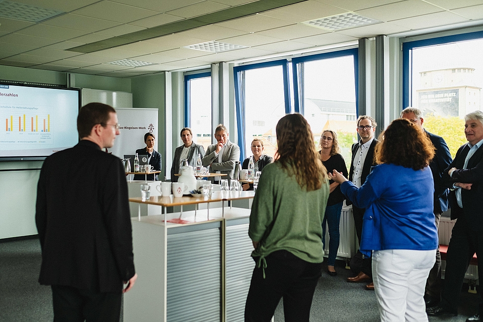 Diskussionsrunde in den Räumen der Fachschule Augsburg