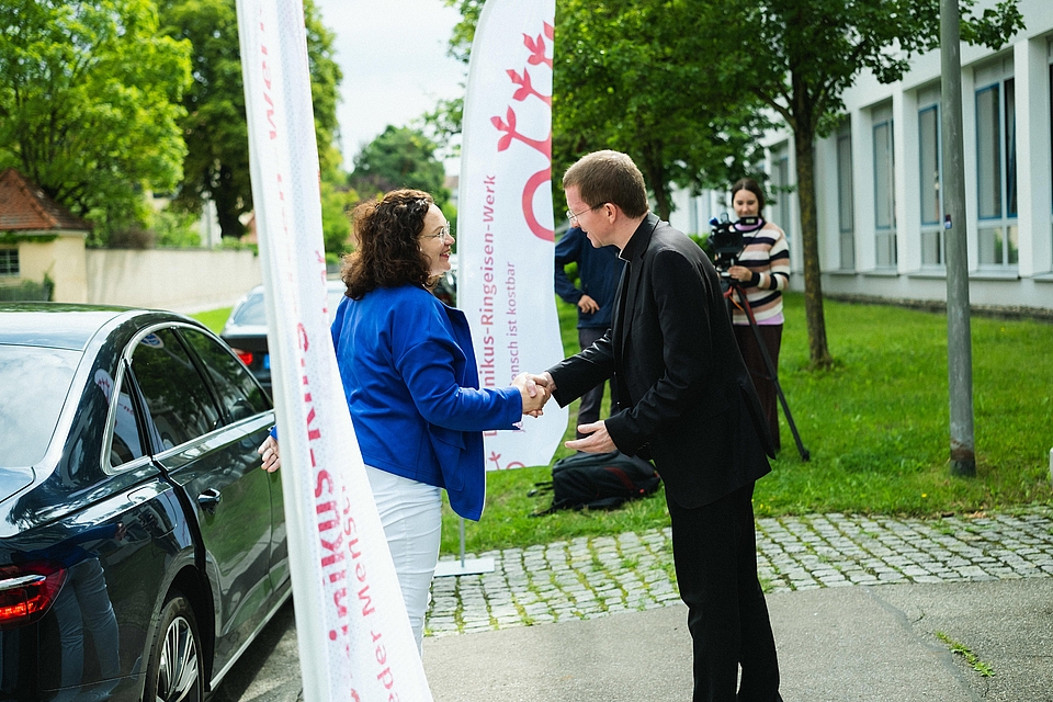 Andrea Nahles wird vor der Fachschule Augsburg von Martin Riß begrüßt