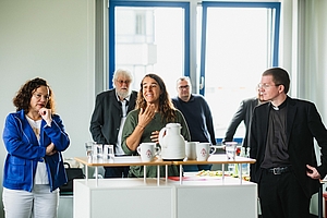 Diskussionsrunde mit Andrea Nahles, Heike Heubach und Martin Riß an einem Stehtisch